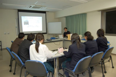 研究所会議室での説明会風景